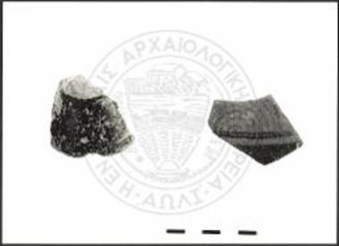 Θραύσματα σκύφων γεωμετρικού ρυθμού.