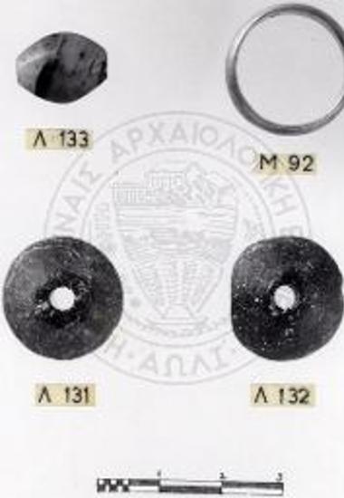 Περατή. Το νεκροταφείον. Δακτύλιος, χάνδραι και κομβία του τάφου Σ20.