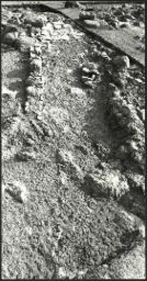 Ακρωτήριο 2. Το οικοδόμημα 3. Η είσοδος της «οικίας» με δάπεδο από πλάκες και ο διάδρομος στα νότια της εισόδου (άποψη από Ν).