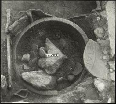 Αρχαία Άβδηρα. Αγρός Μακρή. Λεκάνη in situ με ευρήματα στο εσωτερικό της.