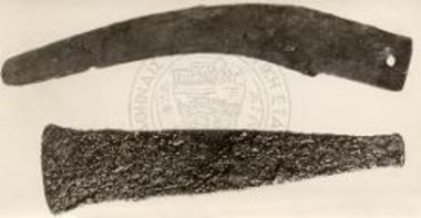 ΥΕ ΙΙΙ χαλκούν μαχαίριον και σμίλη.