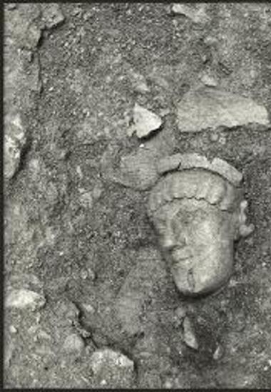 Πήλινη κεφαλή κατά χώραν.