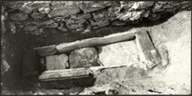 Φίλιπποι. Τάφος κάτω από το δάπεδο του Κατηχουμενείου.