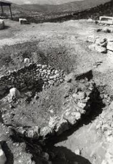 Ο μυκηναϊκός αναλημματικός τοίχος κάτω από τον κλασικό βωμό.