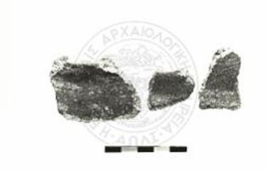 Όστρακα πιθοειδών αγγείων με χαμηλό κυλινδρικό λαιμό: Δ 20, Α3/34, ΑΠ. 14.