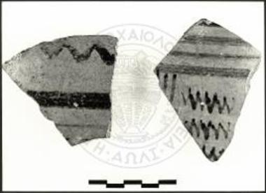 Νότια απόληξη αγωγού, υδατόλακκος: δείγματα οστράκων με γραπτή διακόσμηση γεωμετρικών και αρχαϊκών χρόνων.