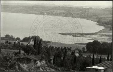 Από του ανδήρου του αναλήμματος άποψις προς ΝΑ: εις πρώτον επίπεδον αριστερά εκσκαφαί ιδιωτών και τα λείψανα του θεάτρου εκ των όπισθεν, εις το κέντρον το 