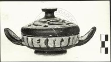 Πίθος Β. Πήλινη πυξίς μετ' ερυθρομόρφου διακοσμήσεως.