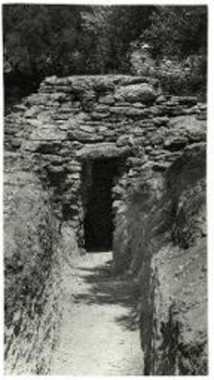 Ο δρόμος μετά της προσόψεως του θολωτού τάφου Α από Βορρά.