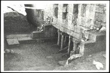 Η εξωτερική αυλή της κλασσικής πύλης.