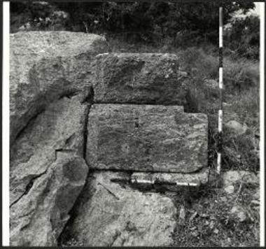 Τείχος Ν1. Βραχύ τμήμα εις το οποίον διατηρούνται τρεις σειραί πλίνθων. Άποψις από Α.