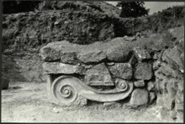 Φίλιπποι. Παραστάς εκ αργολιθοδομής εδραζομένη επί κιλλίβαντος των μέσων αυτοκρατορικών χρόνων.