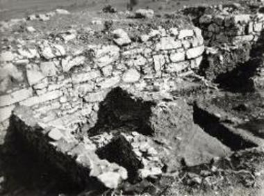 Ο ανασκαφείς χώρος εις τον Τομέα της Μέσης Πύλης από Δυσμών. Αριστερά ΥΕ ΙΙΙΓ τοίχος και δεξιά αυτού τμήματα τοίχων αρχαιοτέρου, ΠΕ ίσως, οικήματος.