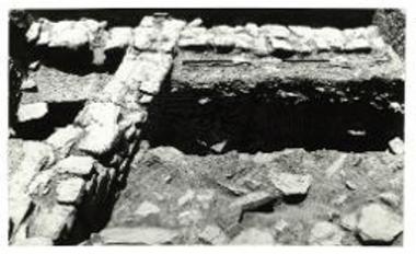 Πάρος, Κουκουναριές. Τάφρος ΔΟ6. Τα ερείπια οικοδομήματος από Β.