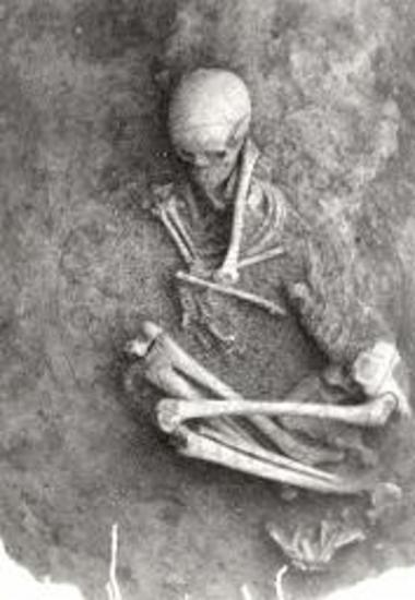 Περατή. Το νεκροταφείον. Τάφος 111γ, νεκρός εξηπλωμένος εις το δεξιόν πλευρόν.