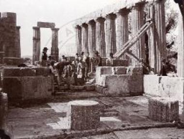 Το εσωτερικό του ναού του Επικουρίου Απόλλωνος κατά την διάρκεια των αναστηλωτικών εργασιών Μπαλάνου - Ιωαννίτη.