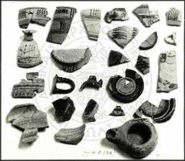 Θραύσματα αγγείων 7ου και 6ου π.Χ. αι. Ο λύχνος (κάτω δεξιά) από το οδόστρωμα του 4ου π.Χ. αι.