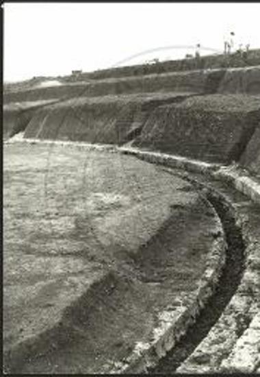 Η περιφέρεια της ορχήστρας. Τμήμα της πρώτης σειράς εδωλίων (από Δ).