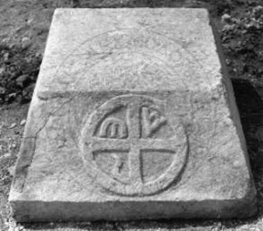 Αρχιτεκτονικό μέλος (επίθημα σε σχήμα κόλουρης πυραμίδος).