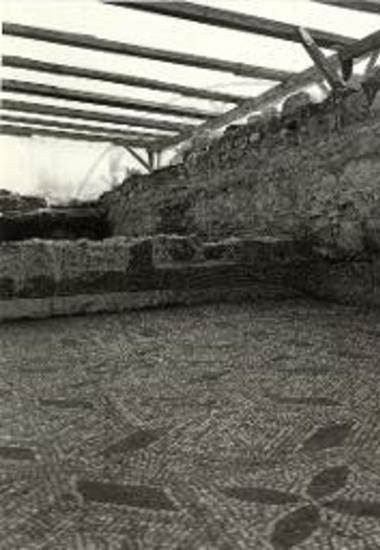 Το ψηφιδωτό Δδ, ο ανατολικός και νότιος τοίχος της πρώτης βασιλικής και ο νότιος τοίχος της τελευταίας βασιλικής που κτίστηκε πάνω τους.