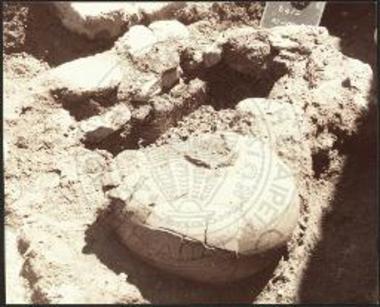 Γρόττα. Ο πρωτογεωμετρικός τάφος στα νότια του χαμηλού θρανίου στον ορθογώνιο περίβολο, με τη μυκηναϊκή υδρία πάνω στη ΒΔ γωνία του και το ΠΓ κύπελλο στο εσωτερικό του.