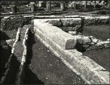 Δωδώνη. Ο δυτικός τοίχος (Α, Β) του ισοδομικού κτηρίου μετά του αποχετευτικού αγωγού.