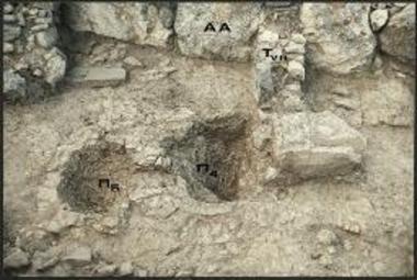 H εξωτερική πλευρά του τείχους ΑΑ με τους νεότερους τοίχους Τ. VI και Τ. VII και τις πυρές Π4 και Π5.