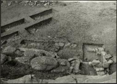 Πάρος, Κουκουναριές. Θολωτός τάφος 1 και ο προ αυτού περίβολος.