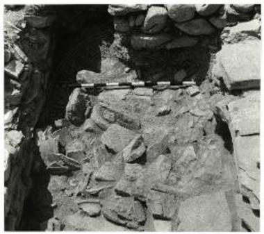 Πάρος, Κουκουναριές. Μυκηναϊκή στρώση καταστροφής προς Δ του θαλάμου του πίν. 168β.