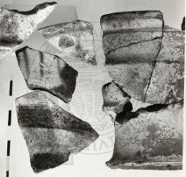 Όστρακα βυζαντινών αγγείων μετά υαλώδων χρωμάτων.