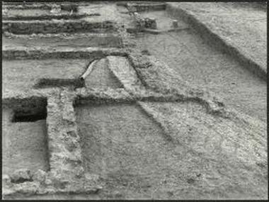 Άποψις της οικίας VI. Εις το πρώτον επίπεδον οι χώροι της -δυτικής- οικίας (από Δ).