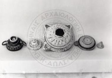 Τάφος Μ/3.Τα μικκύλα, αττικά κυρίως αγγεία και το γραπτό σφονδύλι.