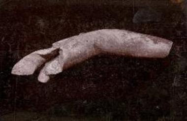 Αριστερός βραχίων Αρτέμιδος εκ του συμπλέγματος του Δαμοφώντος.