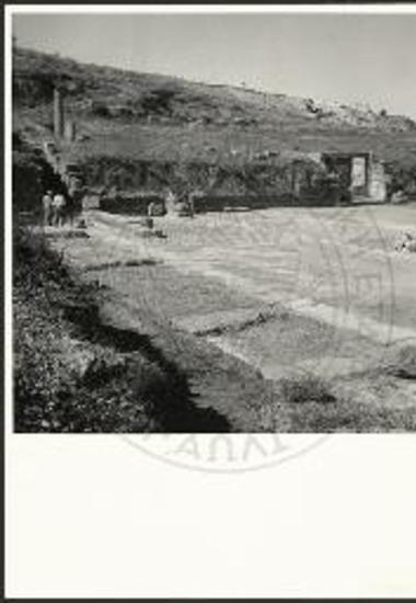 Σικυώνα. Άποψις των αποκαλυφθέντων νοτίως της αυλής του γυμνασίου διαμερισμάτων. Εις το βάθος η κλίμαξ ανόδου εις το άνω άνδηρον.