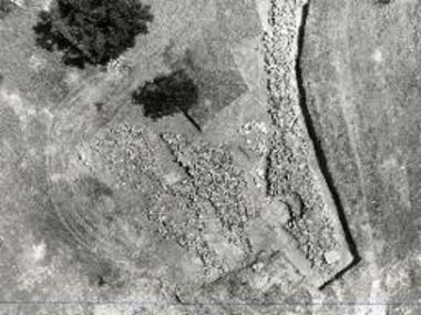 Το δυτικόν τμήμα του περιβόλου του θολ. τάφου 1, ο προς Δ λιθοσωρός 2 και τα συνεχόμενα κτίσματα.