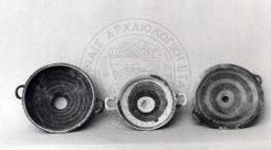 Ανθεμωτές κύλικες του Ε/2 (αρ. 10433, 9060, 10466).