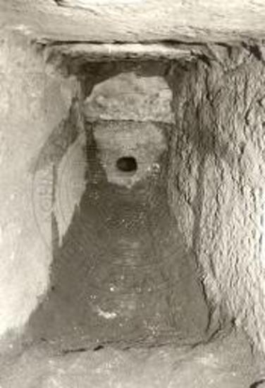 Η λεκάνη καθαρισμού του νερού στο εσωτερικό του στομίου.