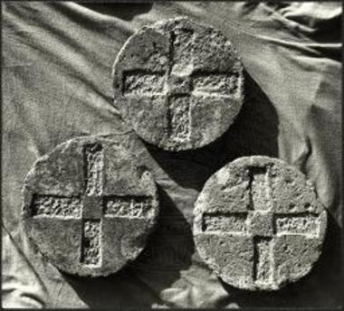 Πλίνθοι με απολαξευμένους σταυρούς.