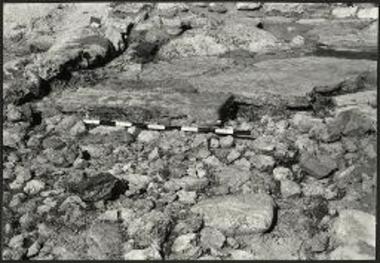 Πλακόστρωτον 44. από Α.  Υπόστρωμα θεμελιώσεως των μικρών λίθων.