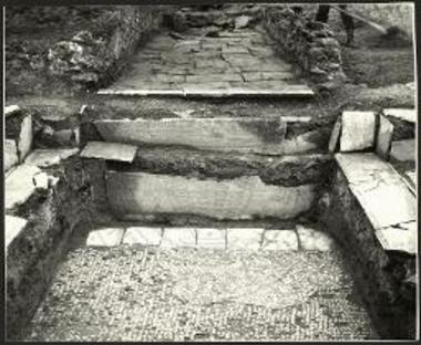 Η αύλαξ εισροής του ύδατος εντός της δεξαμενής από Ανατολών.