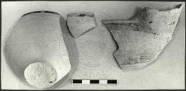 Οικία Ν. Υπόστρωμα δαπέδου του δωματίου Ν1. Τμήματα ΥΜ αγγείων.