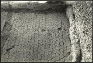 Δάπεδον χώρου δυτικώς της ορθογωνίου δεξαμενής (από Β).