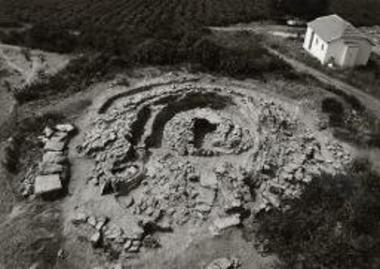 Ο τύμβος Παπουλίων από ΝΑ.