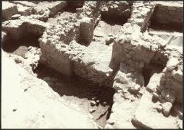 Το αν. και βόρειο σκέλος του τοίχου 9 και οι μυκηναϊκοί χώροι μεταξύ αυτού και των γεωμετρικών περιβόλων. Στο κέντρο ψηλά ο τοίχος 50 κάτω από τον 9.