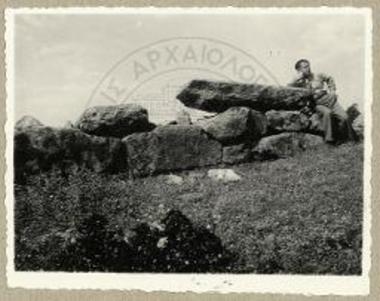 Εξωτερική όψις του περιβόλου εις το σημείον Π του σχεδιογραφήματος.