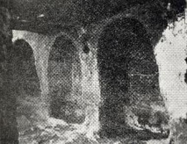 Αρκοσόλια του διγαμματοειδούς διαδρόμου τα από δεξιών τέταρτον, πέμπτον και έκτον (προ του καθαρισμού).