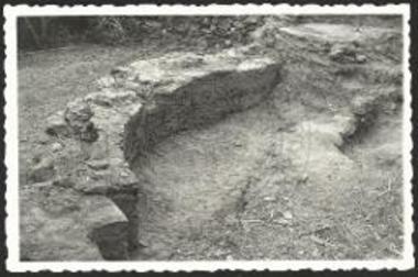 Το Β. ήμισυ της ανασκαφείσης εις Μοναστήρι αψίδος.