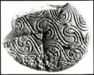 Η μία των σφραγιστικών επιφανειών της κυλινδρικής ελεφαντίνης σφραγίδος.