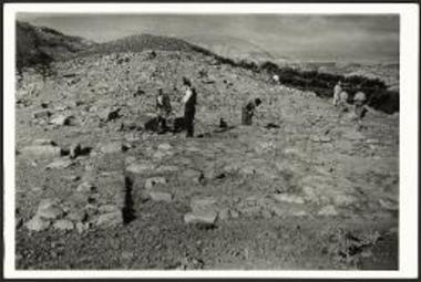 Ανασκαφή ΥΜ III οικιών εις Κεφάλι Χόνδρου. Αρχή εργασίας καθαρισμού. Όψις εξ' Ανατολών.