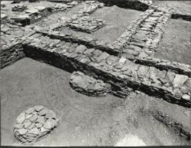 Ζαγορά Άνδρου. Παράδειγμα προστασίας των αρχαίων τοίχων εις τας περιοχάς D και H.